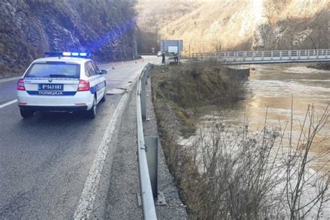 MUŽ PRIJAVIO NESTANAK A ONA NOĆ PROVELA U PROVALIJI U PREVRNUTIM KOLIMA