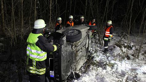 Auto schleudert bei Flecklhäusl aus der Kurve Unfall auf der MÜ 46