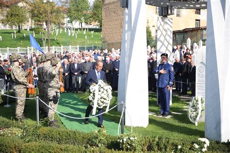 Na Mezarju Kova I U Sarajevu Obilje Ena Godina Od Smrti Alije