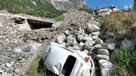 Frana A Oyace Valle D Aosta Auto Travolte Da Fango E Massi Le