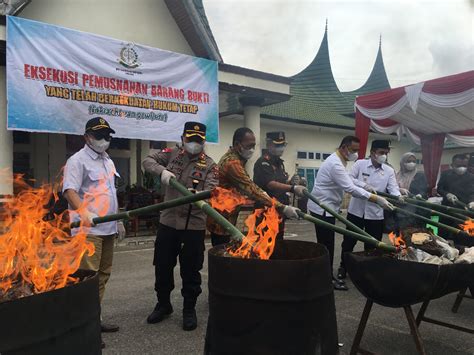 Kejari Solok Gelar Pemusnahan Barang Bukti Kabarsumbar