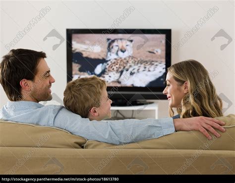 eine familie vor dem fernseher und im gespräch Lizenzfreies Foto