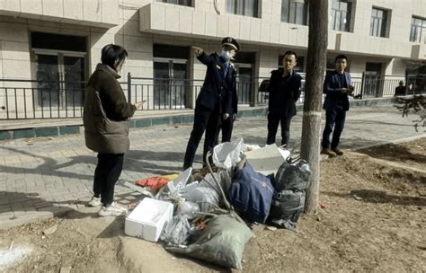 镜鉴文明丨巴彦浩特镇多处装修垃圾占道城管部门这样处理 印刷 广告 宏桥