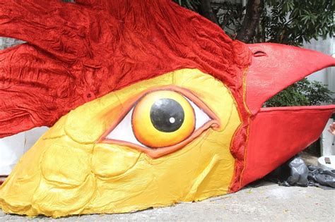 V Ndalos Jogam Tinta E Tentam Atear Fogo No Galo Gigante Do Carnaval Do