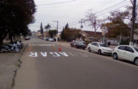 Faixas de segurança recebem novas pinturas no centro de Camaquã