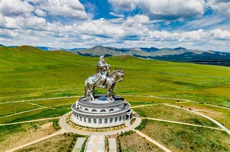 Tagestour Chinggis Khan Statue Terelj Nationalpark Getyourguide