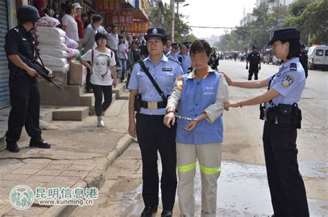 协警抓捕女嫌疑人被其男同伙连刺九刀图暴力袭警新浪新闻