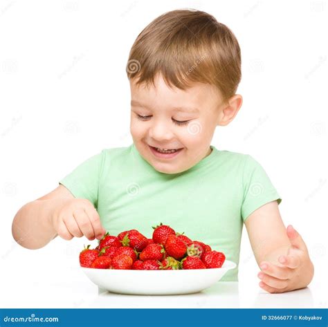 Niño Pequeño Feliz Con Las Fresas Imagen De Archivo Imagen De Recorte