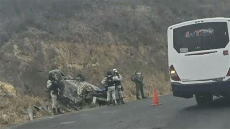 Mujer Vuelca Y Se Lesiona Por Manejar A Exceso De Velocidad En La