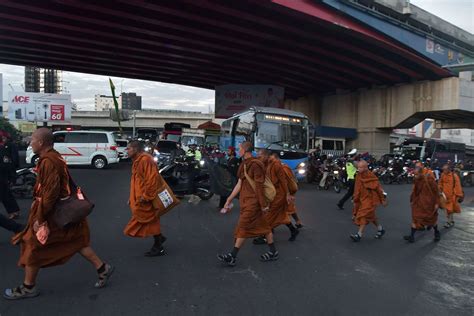 Puluhan Biksu Jalan Kaki Dari Thailand Ke Borobudur USS Feed