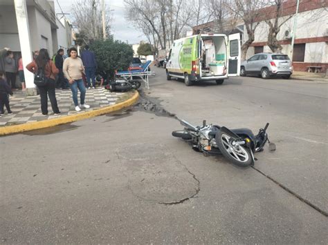 Fuerte colisión entre dos motos en una iba un inspector de Tránsito