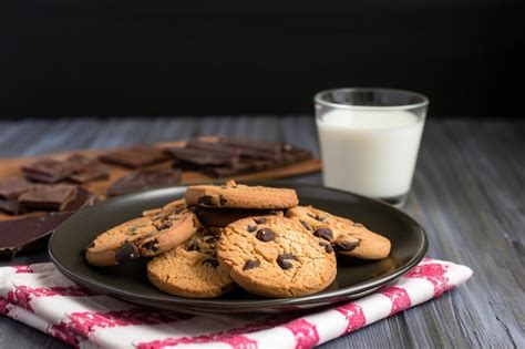 Un Plato De Galletas Con Trocitos De Chocolate Con Un Vaso De Leche Al