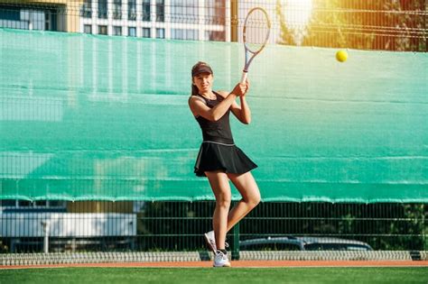 Adolescente Devolviendo La Pelota Jugando Al Tenis En Una Cancha De