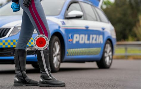 Si Lancia Tra Le Auto In Corsa Sulla Statale Salvato Dalla Polizia