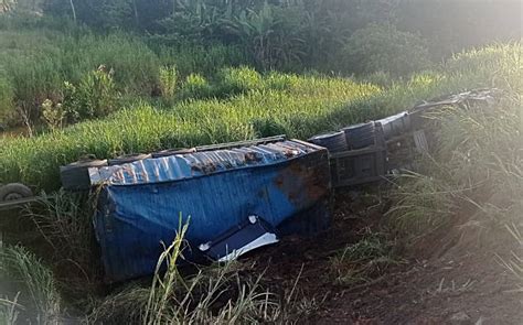 Carreta tomba contêiner na BR 116 em Leopoldina Marcelo Lopes