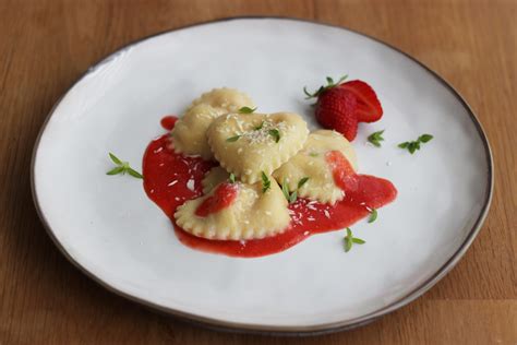 Süße Ravioli mit Ricotta Erdbeerfüllung Ravioliteig mit Milch