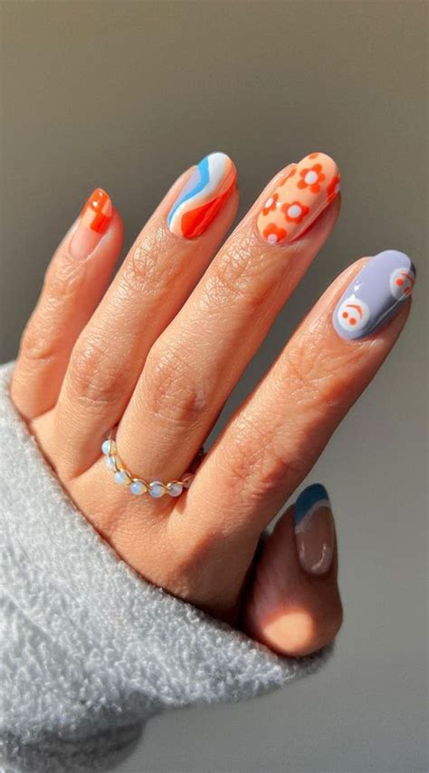 35 Aesthetic Retro Nail Designs For A Spring Mani Blue And Orange