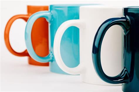 Tazas De Colores Sobre Un Fondo Blanco Foto Premium