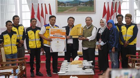 Pj Bupati Terima 5 Pekerja Konstruksi Sumedang Juara I Nasional