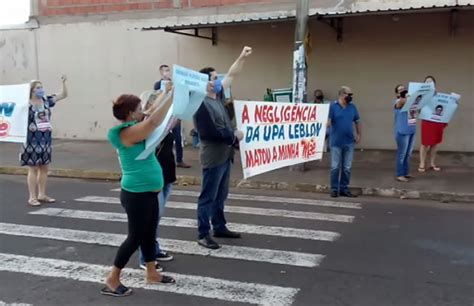 Família faz protesto em UPA após morte de idosa e alega que GCM tentou