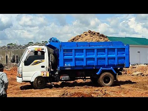 Mobil Truk Bongkar Muatan Tanah Di Lokasi Perumahan Baru Youtube