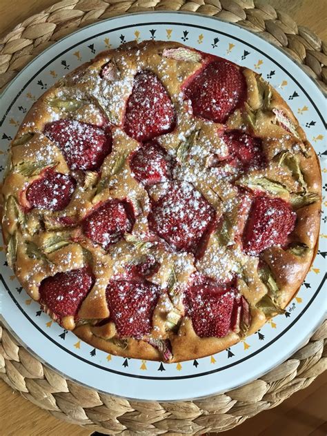 Gâteau moelleux à la fraise et à la rhubarbe