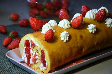 Recette de Roulé aux fraises et à la crème fouettée