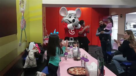 Chuck E Cheese Me Canta Feliz Cumpleaños Youtube