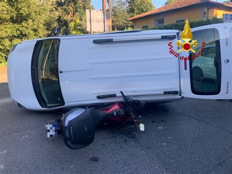 Una Moto Finisce Sotto Unauto Ribaltata Spaventoso Incidente In Viale