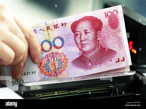 Eine Chinesische Angestellte Z Hlt Rmb Renminbi Yuan Banknoten Bei