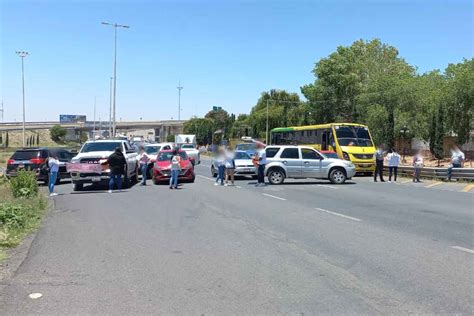 Bloquean el acceso norte a Zacatecas exigen localización de jóvenes