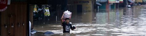 Enhanced habagat floods Manila - News from Al Jazeera