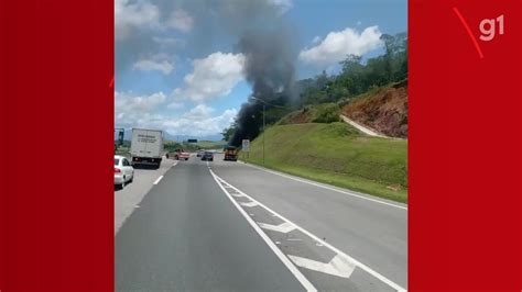 Vídeo Caminhão que transportava móveis pega fogo na BR 101 na