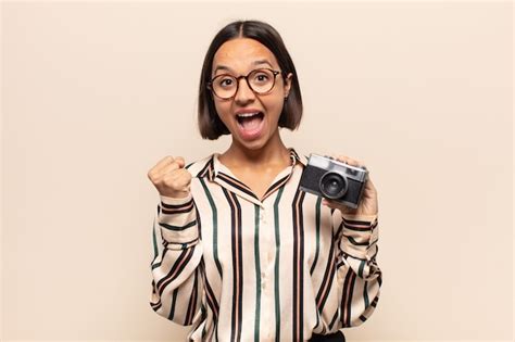 Mujer Latina Joven Que Se Siente Sorprendida Emocionada Y Feliz Riendo Y Celebrando El Xito