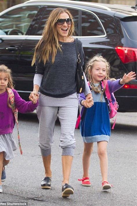 Sarah Jessica Parker Walking Her Twin Daughters Marion And Tabitha To School September 21 2015