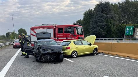 Scontro tra auto e furgoncino sulla provinciale Tre feriti uno è grave