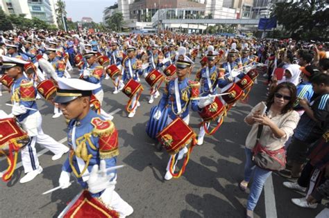 Atraksi Marching Band Pasukan Akmil Ramaikan Car Free Day Di HI