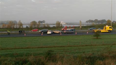 Ongeluk met zes auto s op A73 bij Cuijk één gewonde snelweg weer open