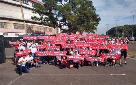 Landim Omisso Torcedores Protestam Contra Diretoria Do Flamengo Em