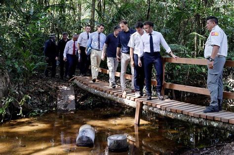 En Guyane Emmanuel Macron Annonce Vouloir Installer Une Fili Re De L