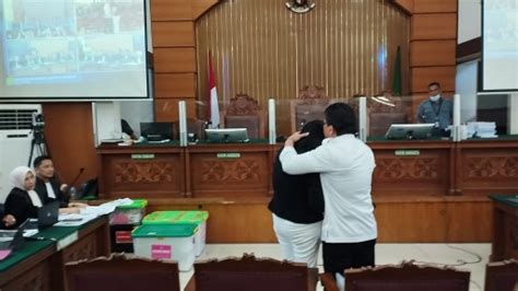 Sempat Covid Putri Candrawathi Kembali Sidang Dan Dipeluk Ferdy Sambo