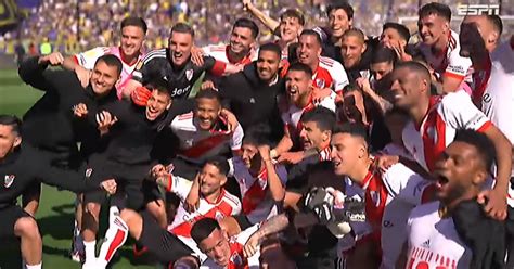 Un Minuto De Silencio El Alocado Festejo De Los Jugadores De River En El Césped De La Bombonera