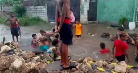 Bache Gigante En Marianao Se Convierte En Una Piscina Gigante Para Los