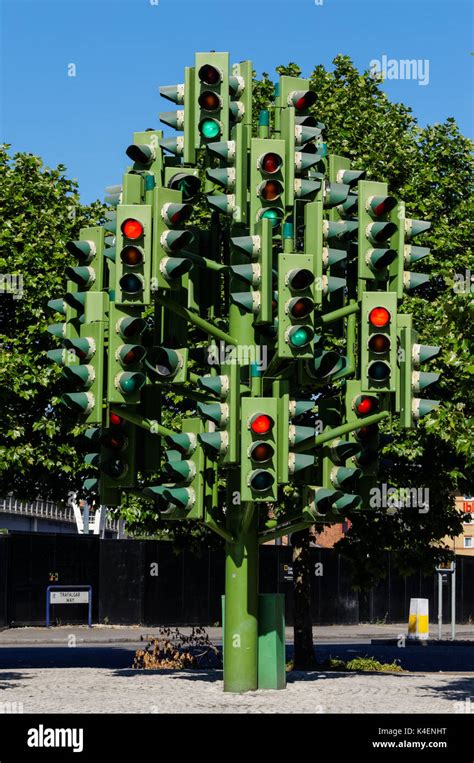 Traffic Light Tree Hi Res Stock Photography And Images Alamy