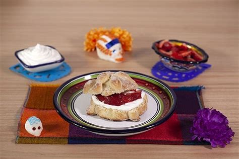 Pan De Muerto Relleno De Nata Y Fresa Recetas Nestl