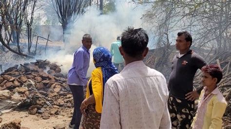 Three Trolley Fodder And Cow Dung Burnt To Ashes स्पार्किंग से तीन