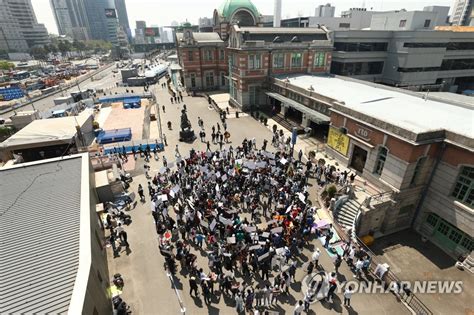 서울역 광장에 모인 스리랑카인들 연합뉴스