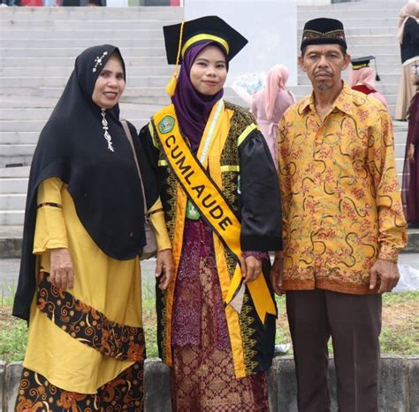 Inspiratif Anak Petani Asal Gunung Sejuk Raih Cumlaude Magister