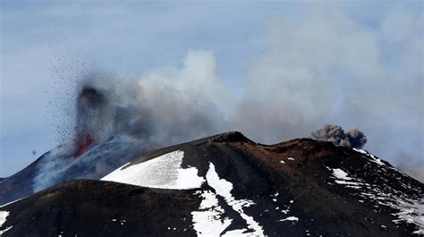 Eruzione Etna Pioggia Di Cenere Lavica Sul Versante Jonico Del Vulcano