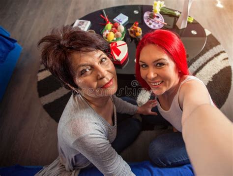 Mamma Och Dotter Som Har Gyckel Som Tar Selfie Fotografering För